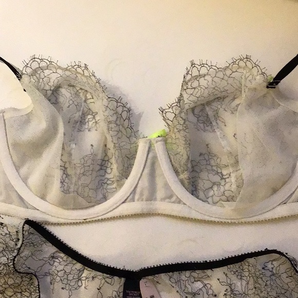 Victoria Secret Chantilly lace bra and bikini set - Picture 8 of 11